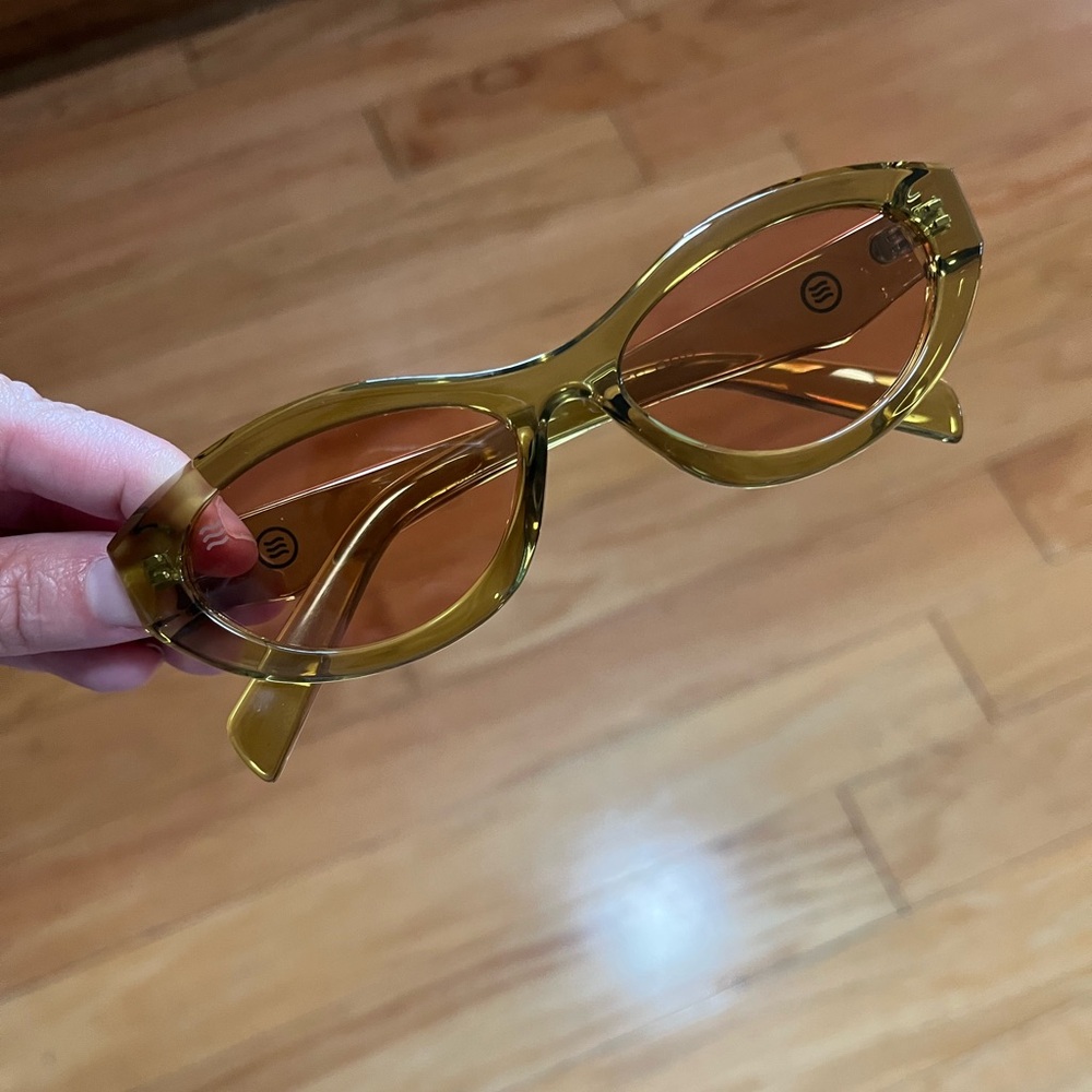 Moss Neven Oval Retro Sunglasses with Amber Lenses